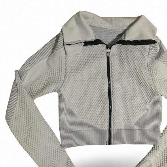 Light purple zip up perfect for the gym - Picture 3 of 4